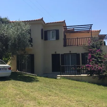 Emilia House ,private Yard, 1 Km To Town, Sleeps 4 *