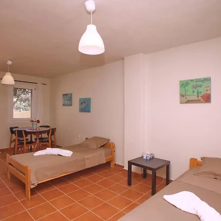 Emilia House ,private Yard, 1 Km To Town, Sleeps 4 Σπίτι διακοπών