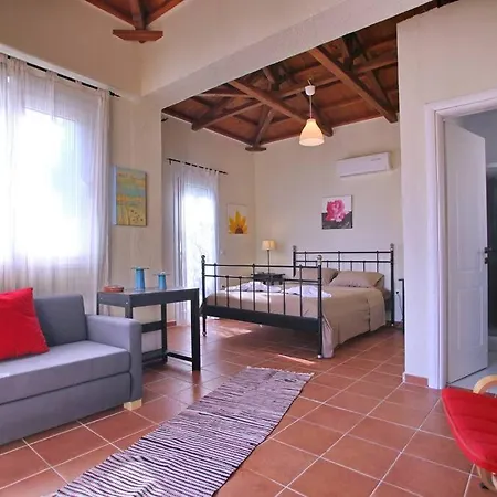 Σπίτι διακοπών Emilia House ,private Yard, 1 Km To Town, Sleeps 4 *