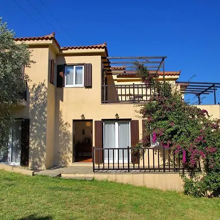 Emilia House ,private Yard, 1 Km To Town, Sleeps 4 Σπίτι διακοπών *