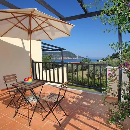 Σπίτι διακοπών Emilia House ,private Yard, 1 Km To Town, Sleeps 4 *
